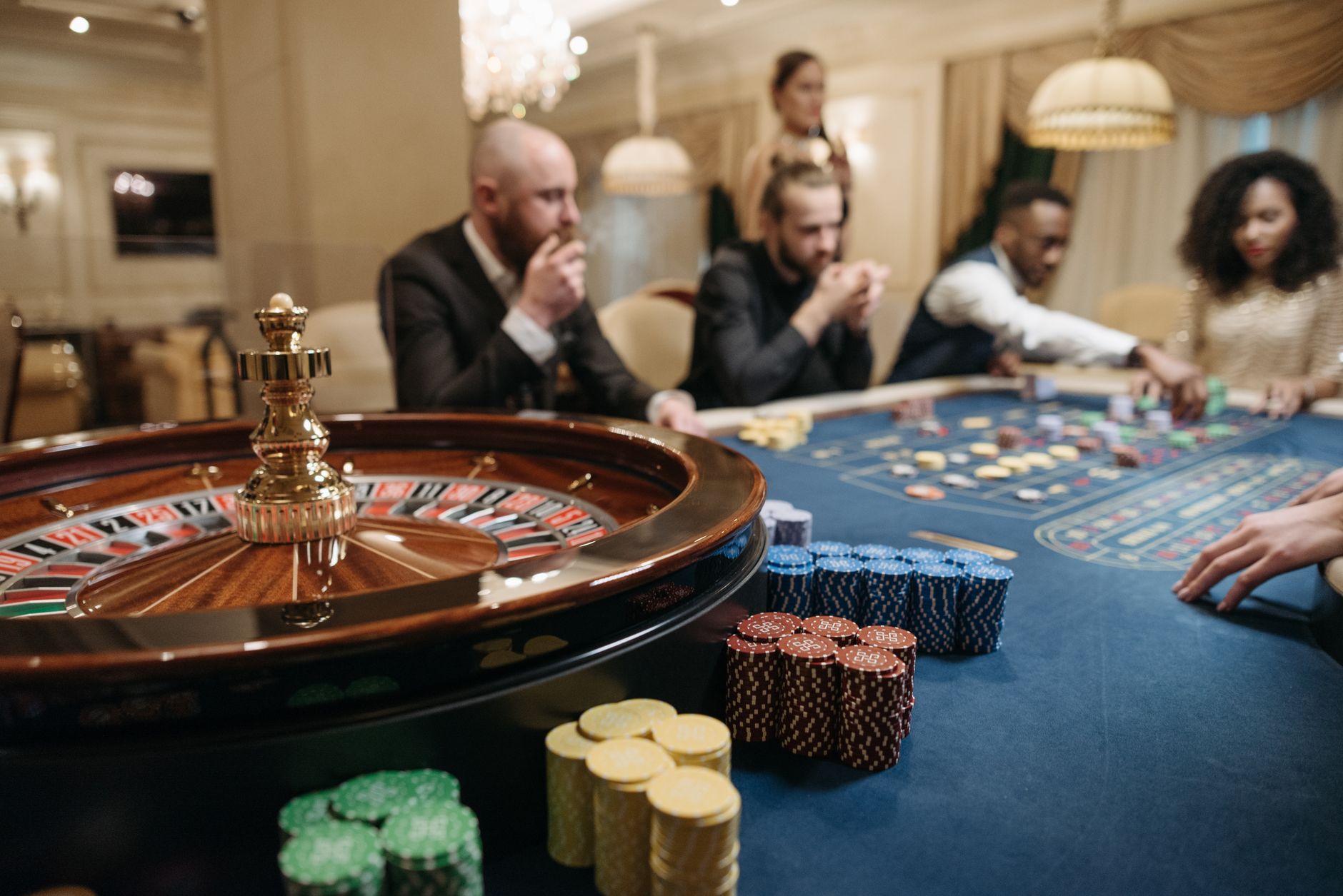 Table de jeu avec cartes et jetons